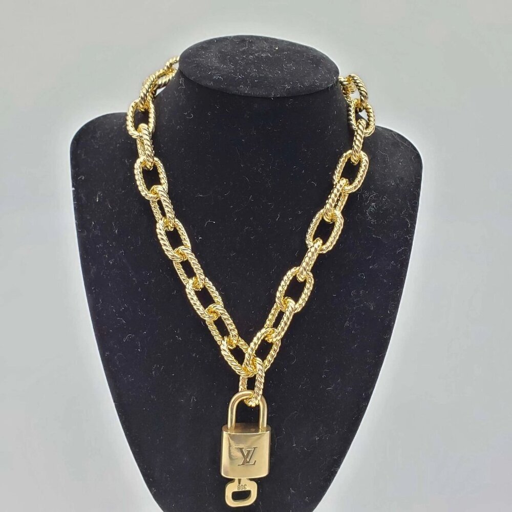 Authentic Louis Vuitton Gold Lock & Key 🔐 Unbranded Gold Plated Necklace - Picture 3 of 12